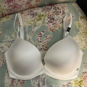 NWT Victoria’s Secret 32DD bra
